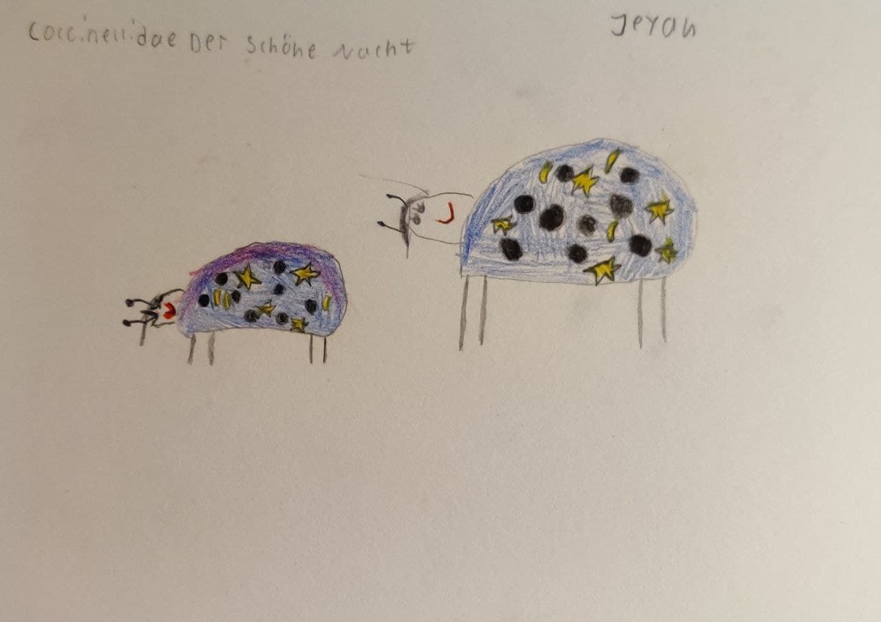 Kinderzeichnung eines kleinen und eines großen gepunkteten blauen Käfers.