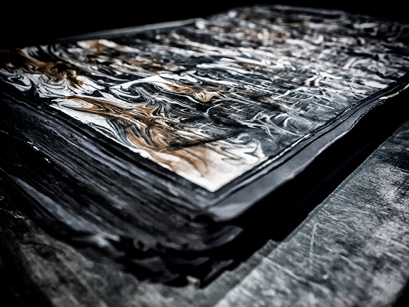 Oberfläche eines Buches, das wie verbrannt aussieht.