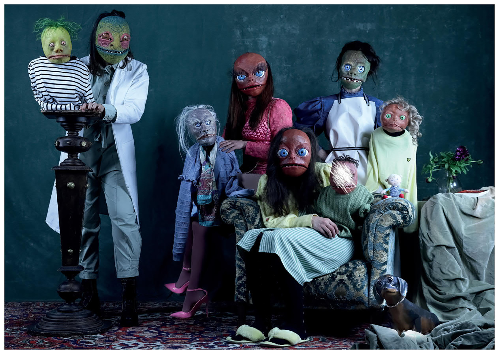 Wie auf einem ein Familienfoto aufgestellt: 2 Erwachsene und 5 Kinder. Alle mit Masken und Kostüm. Beim kleinsten Kind ist das Gesicht übermalt.