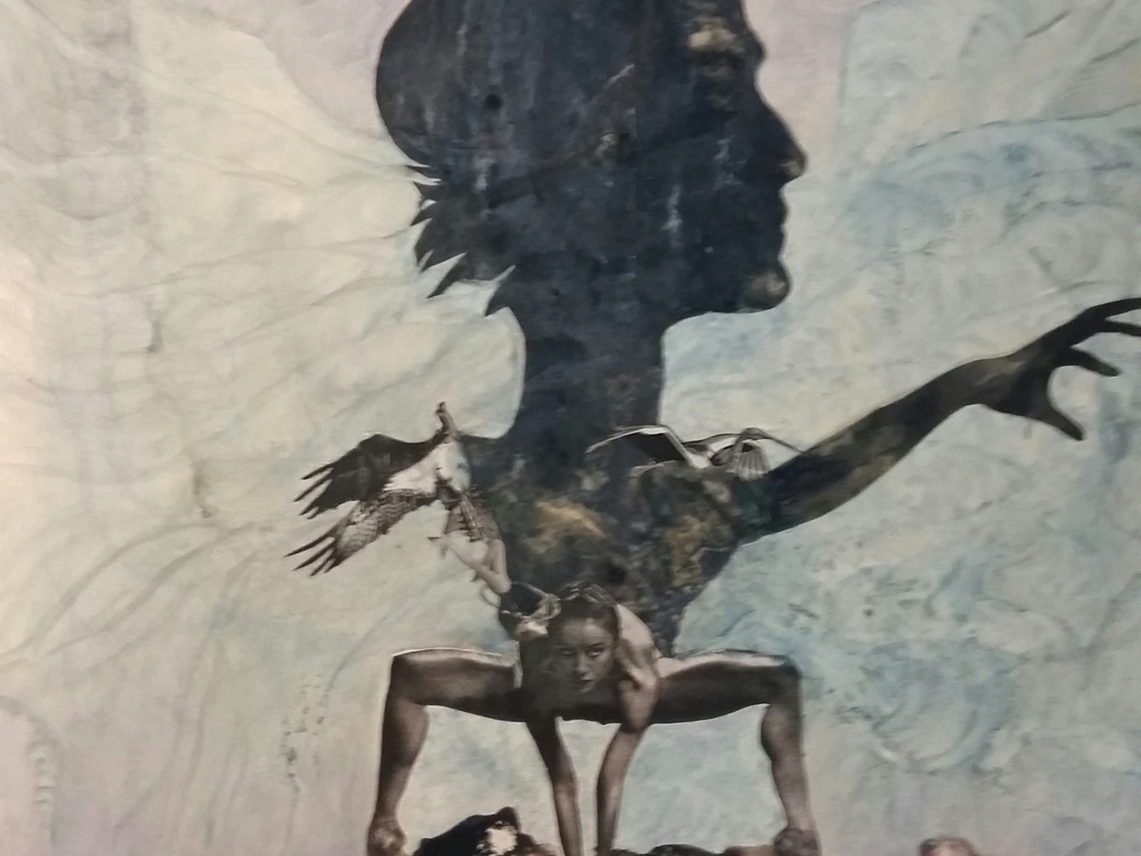 Collage, die aus dem Foto einer scheinbar nackten Tänzerin und einer gezeichneten Männerfigur im Profil besteht.