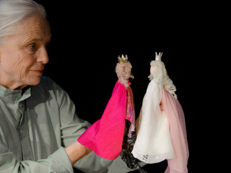 Die Puppenspielerin Maria Mägdefrau ist links im Bild und hält die Puppen von Dornröschen und dem Prinzen in den Händen.