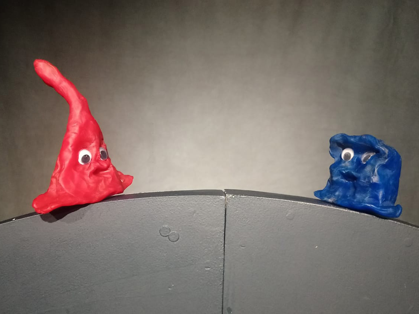 Ein blaue und eine rote Knetfigur mit Augen nebeneinander
