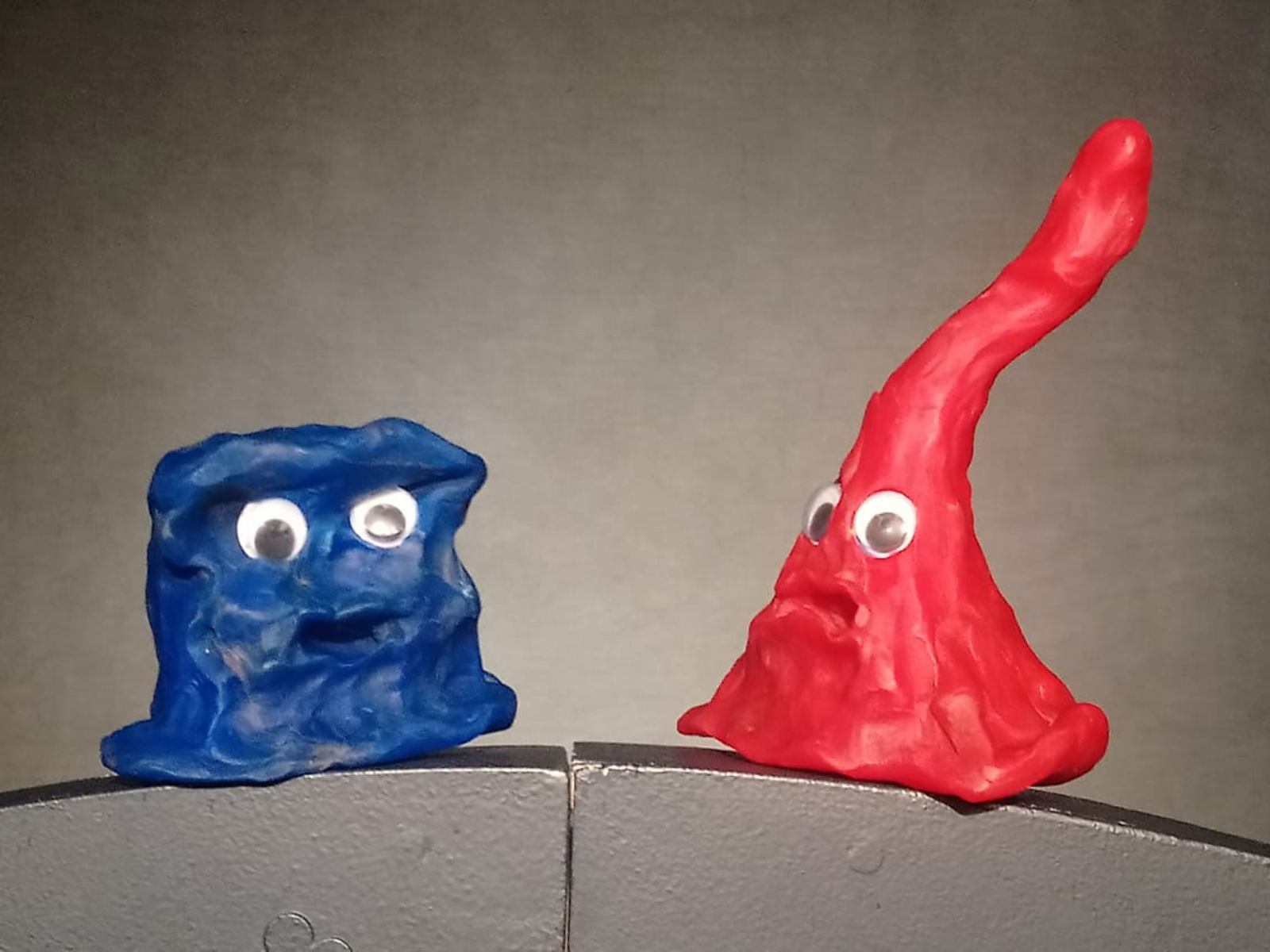Ein blaue und eine rote Knetfigur mit Augen nebeneinander