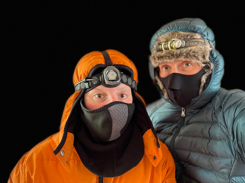 Ein Selfie von zwei Männern mit dicken Winterjacken.