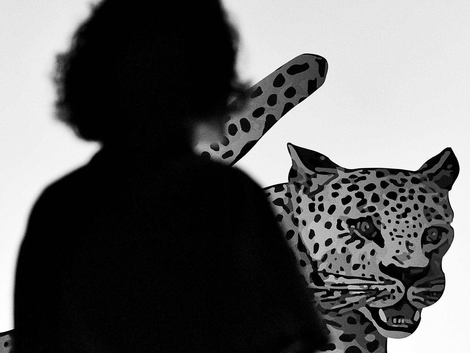 Ein Mensch steht vor einem Leopardenaufsteller.