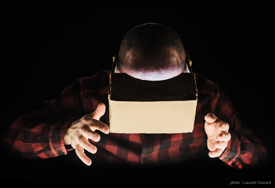 Ein Mann mit einer VR-Brille