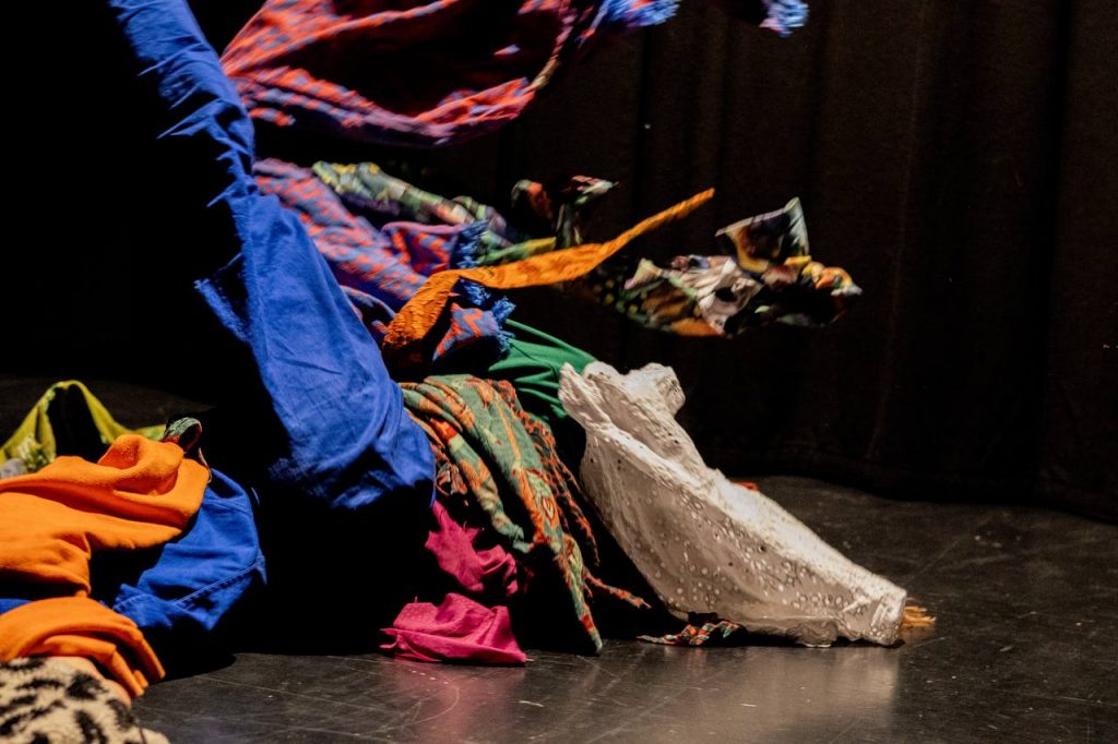 Viele bunte flatternde Stoffstücke