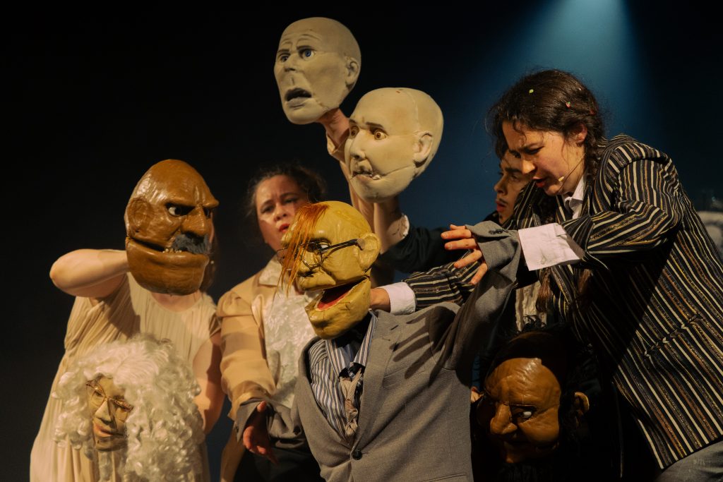 Mehrere Klappmaulköpfe werden von verschiedenen Studierenden animiert