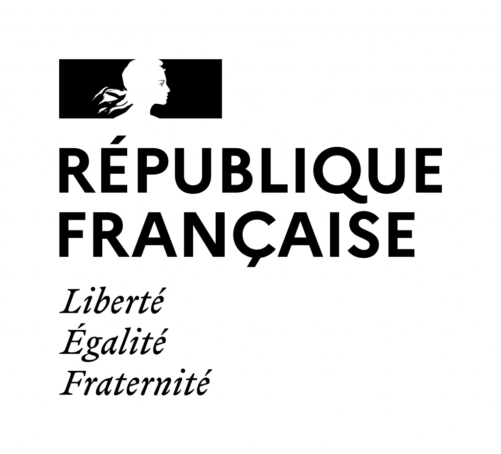 Logo der Französischen Republik („République Française“). Oben ein rechteckiges Symbol mit der stilisierten Silhouette einer Person vor den Farben Schwarz und Weiß. Darunter der Schriftzug „RÉPUBLIQUE FRANÇAISE“ in schwarzer Großschrift. Unter dem Namen stehen die Worte „Liberté“, „Égalité“ und „Fraternité“ jeweils in kursiver Schrift untereinander angeordnet. Hintergrund in Weiß.