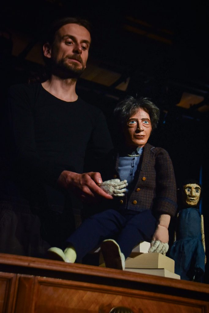Ein Puppenspieler führt eine Hannah Arendt Puppe.