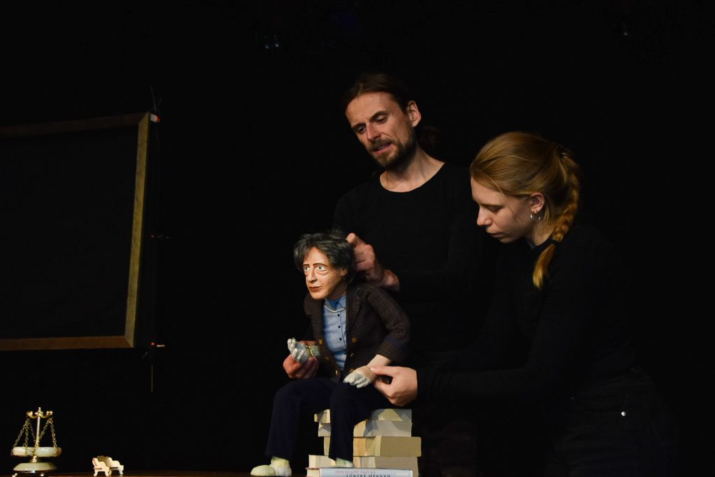 Zwei Puppenspieler führen eine Hannah Arendt Puppe.